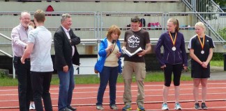 Kreisbeigeordneter Manfred Gräf (ganz links) bei der Siegerehrung zu sehen. Rechts daneben Beigeordneter der Gemeinde Limburgerhof Willi Dörfler, Aylin Höppner von der Kreisverwaltung und Schulsportbeauftragter Philipp Kettenbach mit Geehrten. (Foto: Kreisverwaltung Rhein-Pfalz-Kreis)