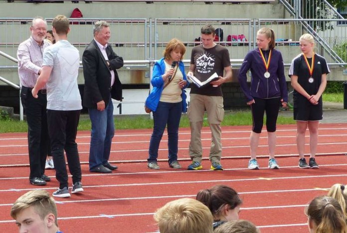 Erfolgreiches Kreisjugendsportfest 2016 Kreisbeigeordneter Manfred Gräf (ganz links) bei der Siegerehrung zu sehen. Rechts daneben Beigeordneter der Gemeinde Limburgerhof Willi Dörfler, Aylin Höppner von der Kreisverwaltung und Schulsportbeauftragter Philipp Kettenbach mit Geehrten. (Foto: Kreisverwaltung Rhein-Pfalz-Kreis)