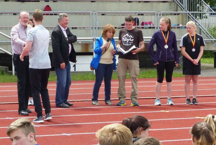 Kreisbeigeordneter Manfred Gräf (ganz links) bei der Siegerehrung zu sehen. Rechts daneben Beigeordneter der Gemeinde Limburgerhof Willi Dörfler, Aylin Höppner von der Kreisverwaltung und Schulsportbeauftragter Philipp Kettenbach mit Geehrten. (Foto: Kreisverwaltung Rhein-Pfalz-Kreis)