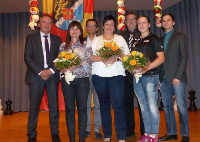 Die Teilnehmer der Podiumsdiskussion: Lutz Wagner, Gaby Betz-Baumann, Moderator Christian Döring, Katja Elmer, Landrat Clemens Körner, Lena Bringsken und Dominik Schek (v.l.n.r.). (Foto: Rhein-Pfalz-Kreis)