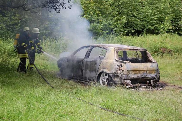 Die Feuerwehr kühlte das Fahrzeugwrack mit Wasser ab.