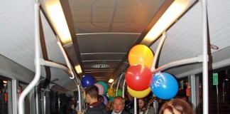 Landrätin Theresia Riedmaier, Bürgermeister Franz-Ludwig Trauth und Fahrgäste beim Start der ersten Spätverkehrsfahrt von Herxheim nach Landau (Foto: Kreisverwaltung Südliche Weinstraße)