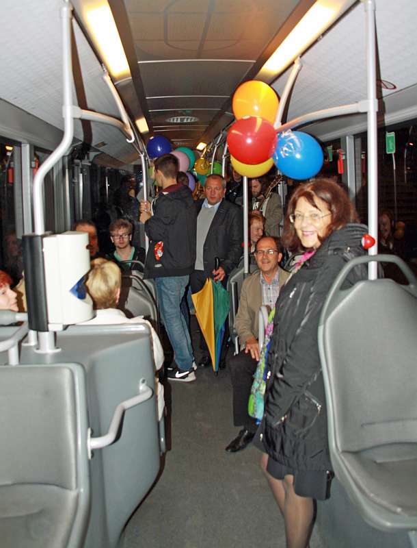 Landrätin Theresia Riedmaier, Bürgermeister Franz-Ludwig Trauth und Fahrgäste beim Start der ersten Spätverkehrsfahrt von Herxheim nach Landau (Foto: Kreisverwaltung Südliche Weinstraße)