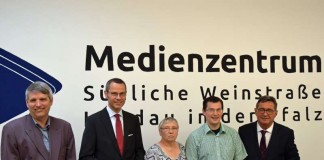 Eine wichtige Bildungseinrichtung in Landau: Kreisbeigeordneter Bernd E. Lauerbach, Medienzentrumsleiter Joachim Dieterich, Mitarbeiterin Astrid Gabriel (Verleih), Bürgermeister Dr. Maximilian Ingenthron und der stellvertretende Leiter Norbert Sternemann (von rechts nach links) treffen sich im Konferenzraum. (Foto: Kreisverwaltung Südliche Weinstraße)