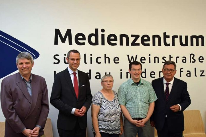 Eine wichtige Bildungseinrichtung in Landau: Kreisbeigeordneter Bernd E. Lauerbach, Medienzentrumsleiter Joachim Dieterich, Mitarbeiterin Astrid Gabriel (Verleih), Bürgermeister Dr. Maximilian Ingenthron und der stellvertretende Leiter Norbert Sternemann (von rechts nach links) treffen sich im Konferenzraum. (Foto: Kreisverwaltung Südliche Weinstraße)