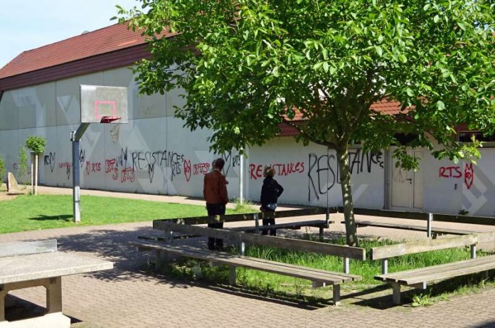 Sachbeschädigung Pamina Schulzentrum Herxheim Die Wände des Pamina Schulzentrums wurden beschmiert (Foto: Kreisverwaltung Südliche Weinstraße)