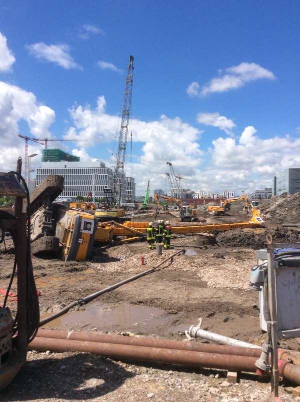Frankfurt Messe Baustelle Bagger Großbohrgerät auf Baustelle der Messe Frankfurt umgestürzt. Keine Verletzten. (Foto: Feuerwehr Frankfurt am Main)