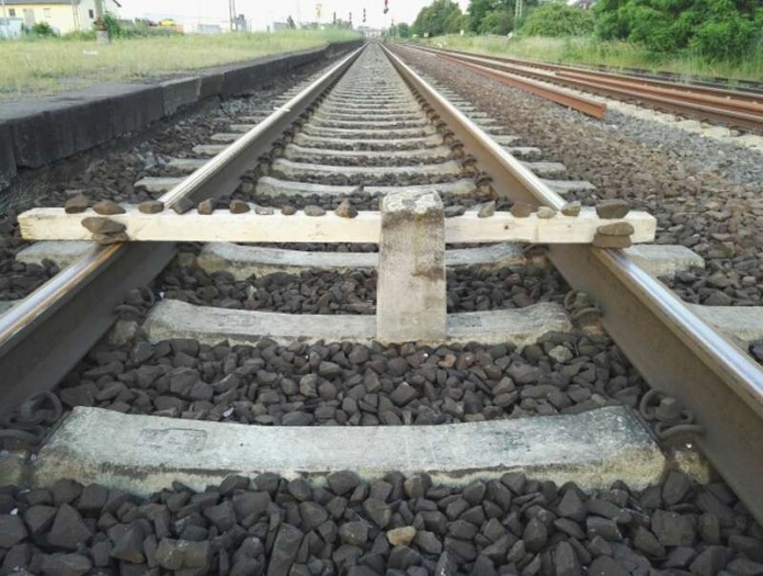 Hindernisbereitung in Mainz-Mombach - Gefährlicher Eingriff in den Bahnverkehr