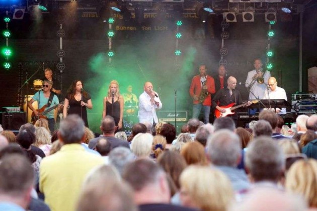 Die Band "PHIL" beim Neustadter Marktplatzkonzert (Foto: Holger Knecht)