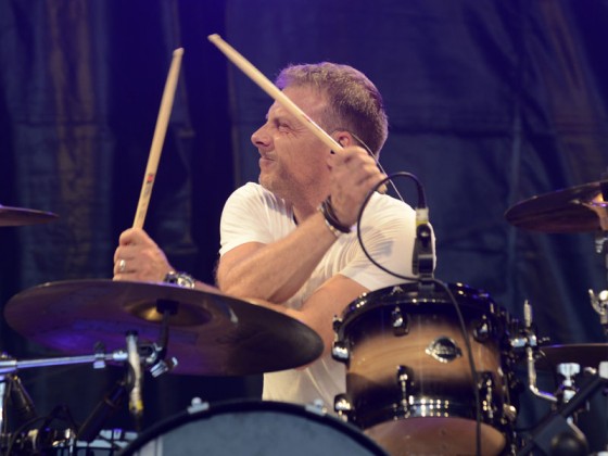 Drummer Oly Wahner (Foto: Helmut Dell)