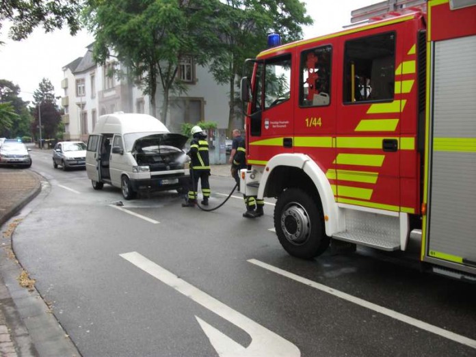 Der Motorraum des Fahrzeugs wurde abgelöscht (Foto: Feuerwehr Bad Kreuznach)