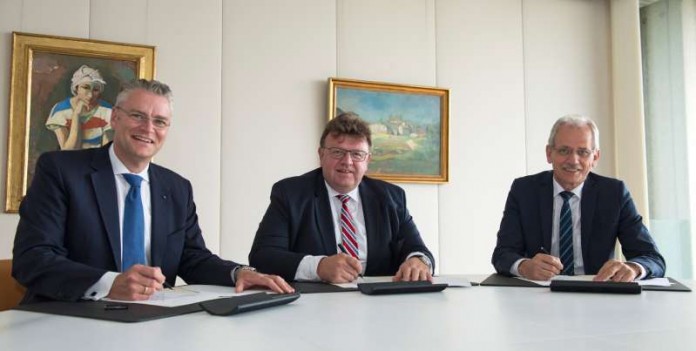 Dr. Constantin H. Alsheimer, Vorstandsvorsitzender der Mainova AG, Dr. Johannes Beermann, Vorstandsmitglied der Deutschen Bundesbank, und Mainova-Vorstandsmitglied Norbert Breidenbach (Foto: Mainova AG)