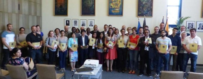 Die eingebürgerten Personen mit Landrat Clemens Körner (3.v.r.) (Foto: Kreisverwaltung Rhein-Pfalz-Kreis)