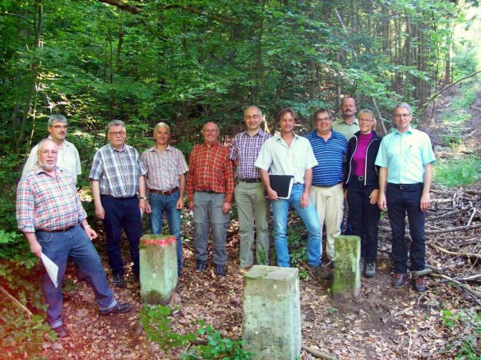 Grenzfeststellungstermin an einem rot gekennzeichneten Landesgrenzstein mit den Bürgermeistern der Gemeinde Mudau und Kirchzell, den angrenzenden Grundstückseigentümern und Mitarbeitern der Vermessungsverwaltung aus Klingenberg und Buchen (Foto: Landratsamt Neckar-Odenwald-Kreis)