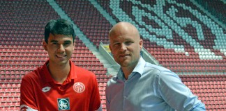 Gerrit Holtmann und 05-Sportdirektor Rouven Schröder in der Coface Arena (Foto: Mainz 05)