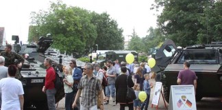 Besucherandrang auf dem Platz der Streitkräfte (Foto: LKdo RP/Meiszies)