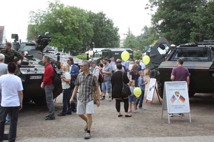RLP-Tag 2016 Alzey Bundeswehr Besucherandrang auf dem Platz der Streitkräfte (Foto: LKdo RP/Meiszies)