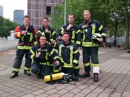 Gruppenbild der beiden Teams nach dem Lauf mit den Medallien (Foto: Feuerwehr Presseteam der VG Lambrecht)