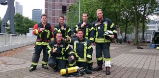 Gruppenbild der beiden Teams nach dem Lauf mit den Medallien (Foto: Feuerwehr Presseteam der VG Lambrecht)