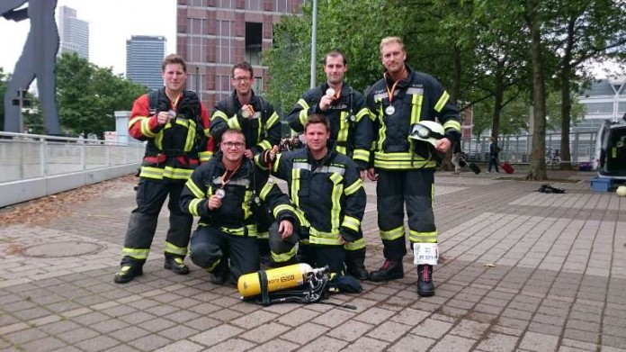 Treppenlauf Feuerwehr Lambrecht Gruppenbild der beiden Teams nach dem Lauf mit den Medallien (Foto: Feuerwehr Presseteam der VG Lambrecht)