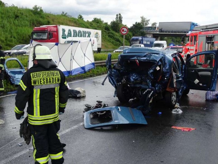 Ein Autowrack (Foto: Feuerwehr Wiesbaden)