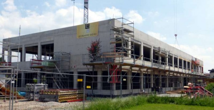 In der Alten- und Krankenpflegeschule auf dem Campus der Karl-Kübel-Schule wurde Richtfest gefeiert (Foto: Kreis Bergstraße)