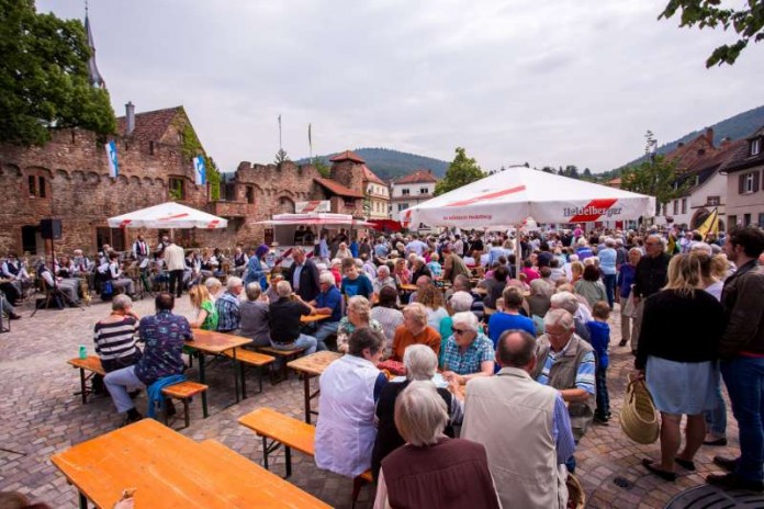 Bei schönem Wetter feierten die Handschuhsheimerinnen und Handschuhsheimer am Samstag, 11. Juni 2016, die Wiedereröffnung des Tiefburgvorplatzes, der vier Monate lang von der Stadt Heidelberg neu gestaltet worden war. (Foto: Tobias Dittmer)