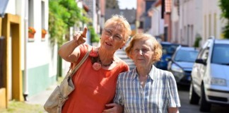 Renate Sparfeld ist ehrenamtlich beim Besuchsdienst „ZwischenMenschlich“ engagiert. Sie besucht regelmäßig die 90-jährige Sidonia Kisseler in Kirchheim und sagt: „Ältere Menschen freuen sich, dass sie Zeit mit mir verbringen und ich lerne für mich immer wieder dazu.“ (Foto: Peter Dorn)