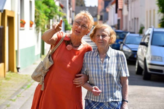 Renate Sparfeld ist ehrenamtlich beim Besuchsdienst „ZwischenMenschlich“ engagiert. Sie besucht regelmäßig die 90-jährige Sidonia Kisseler in Kirchheim und sagt: „Ältere Menschen freuen sich, dass sie Zeit mit mir verbringen und ich lerne für mich immer wieder dazu.“ (Foto: Peter Dorn)