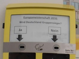 Die „Ballot Bin“ genannte Wahlurne an der Südseite des Hauptbahnhofs erzeugt ein Umfrageergebnis durch Kippenverteilung (Stadt Karlsruhe)