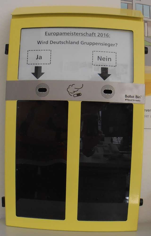 Kippenumfragebox Zigarette Karlsruhe Die „Ballot Bin“ genannte Wahlurne an der Südseite des Hauptbahnhofs erzeugt ein Umfrageergebnis durch Kippenverteilung (Stadt Karlsruhe)