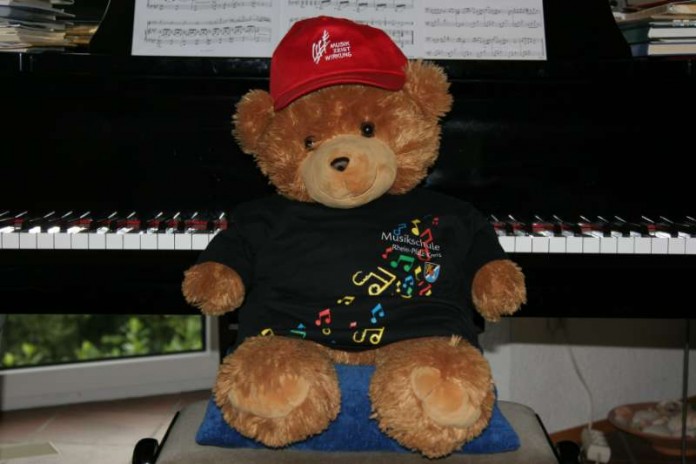 Teddy vor einem Klavier (Foto: Kreisverwaltung Rhein-Pfalz-Kreis)