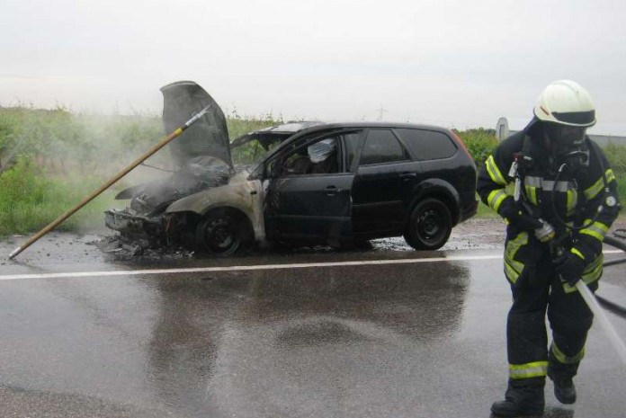 Die Feuerwehr löschte den Fahrzeugbrand (Foto: Polizei)