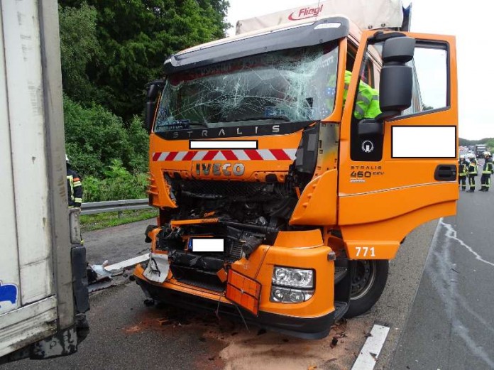 Unfall mit Gefahrgut-LKW auf der Autobahn. 2 Menschen wurden verletzt (Foto: Feuerwehr Wiesbaden)