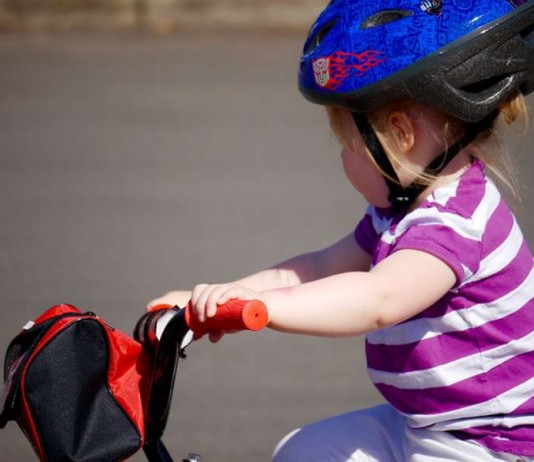 Künftig dürfen Erwachsene radfahrende Kinder bis acht Jahre auch mit dem Fahrrad auf dem Gehweg begleiten. Damit die Novelle in Kraft treten kann, muss der Bundesrat noch zustimmen (Foto: Pixabay.com)