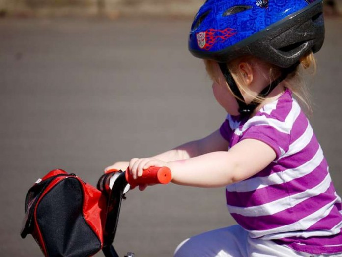 Künftig dürfen Erwachsene radfahrende Kinder bis acht Jahre auch mit dem Fahrrad auf dem Gehweg begleiten. Damit die Novelle in Kraft treten kann, muss der Bundesrat noch zustimmen (Foto: Pixabay.com)