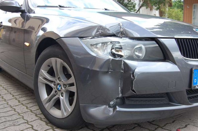 Unachtsamkeit beim Aussteigen führ zu Verkehrsunfall Beschädigte Fahrzeugfront des vorbeifahrenden Wagens (Foto: Polizei)
