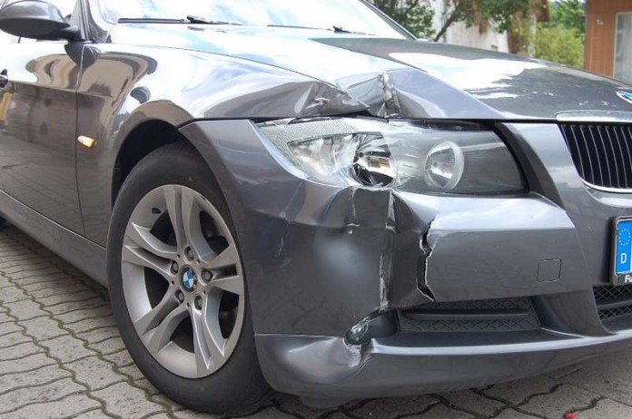 Beschädigte Fahrzeugfront des vorbeifahrenden Wagens (Foto: Polizei)