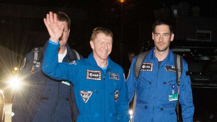 Ein kurzer Gruß - dann starteten bereits die ersten medizinischen und wissenschaftlichen Untersuchungen im DLR für den ESA-Astronauten Tim Peake. Er kehrte am 18. Juni 2016 von der ISS zur Erde zurück. (Foto: DLR / CC-BY 3.0)