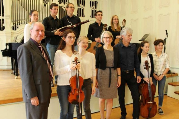 Bildungsbürgermeisterin Dr. Ulrike Freundlieb mit den Bundespreisträgern des Wettbewerbs 