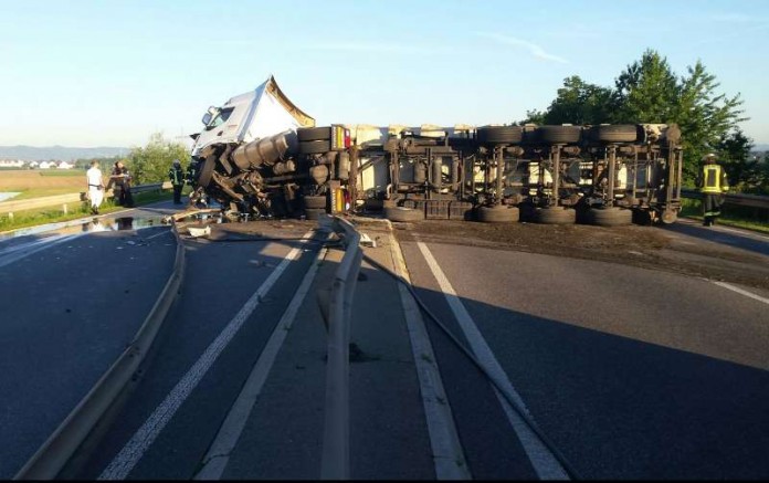 BAB650 Ludwigshafen Verkehrsunfall Der Silozug stürzte um (Foto: Polizei)