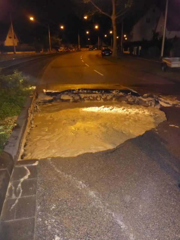 Wasserrohrbruch in der Straße „An der Bruchspitze“ (Foto: Feuerwehr Mainz)