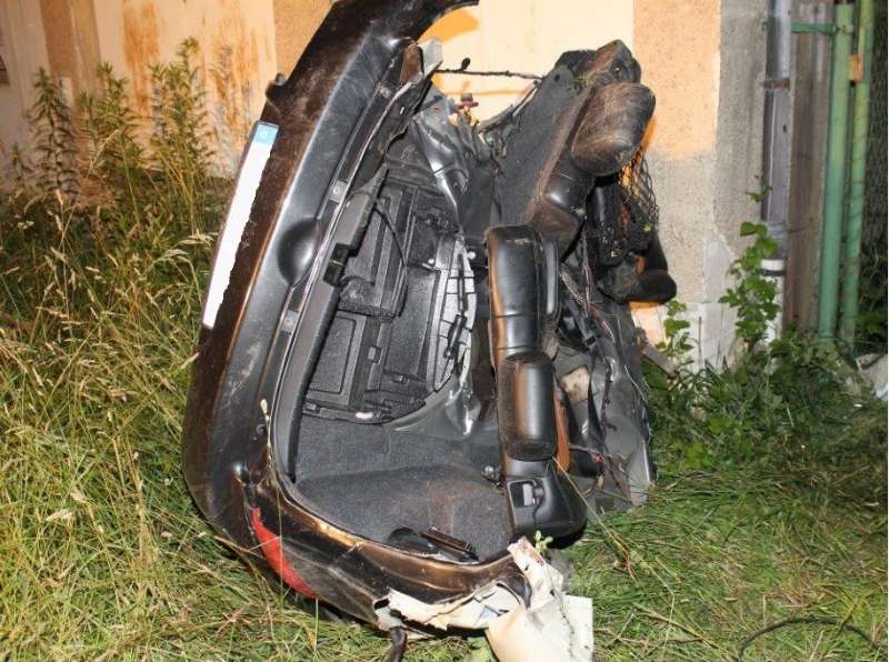 Zwei Menschen wurden schwer verletzt. Der Fahrzeugführer verstarb (Foto: Polizei)