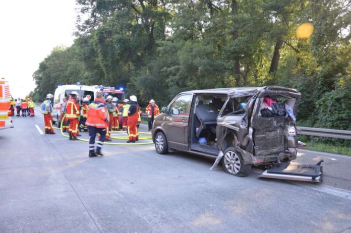 Auf dieses Fahrzeug fuhr der LKW auf (Foto: Feuerwehr)