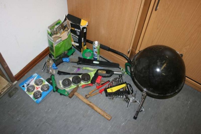 Lichtbild der aufgefundenen Gegenstände (Foto: Polizei)