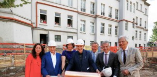 v.l.: Carolina Romahn, Salomon Korn, Mirjam Wenzel, Volker Staab, Andreas von Schoeler, Peter Feldmann, Felix Semmelroth (Foto: Stadt Frankfurt am Main)