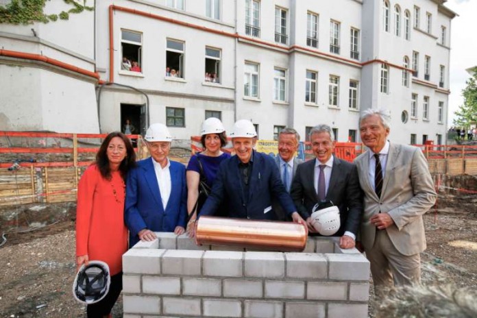 v.l.: Carolina Romahn, Salomon Korn, Mirjam Wenzel, Volker Staab, Andreas von Schoeler, Peter Feldmann, Felix Semmelroth (Foto: Stadt Frankfurt am Main)