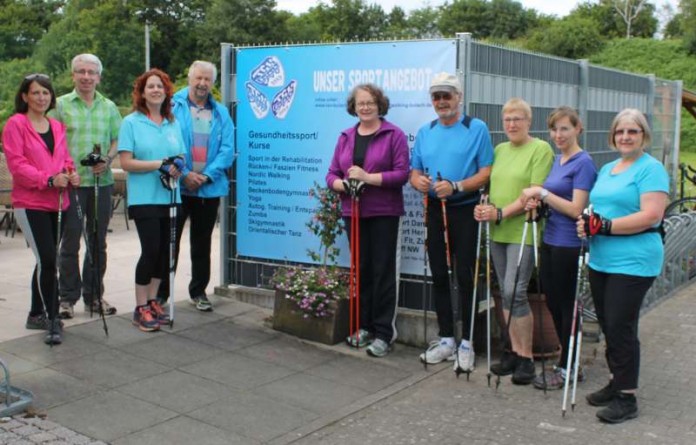 Bertold Altenbrand (4.v.l.) mit seiner Nordic Walking Gruppe beim TSC Bulach (Foto: Schwitalla)