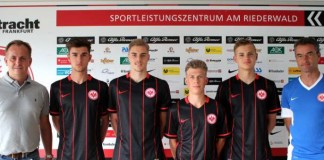 v.l.: Armin Kraaz (Leiter Leistungszentrum), Miguel Blanco, David Govorusic, Tim Queckenstedt, Marius Herzig, Alexander Schur (Trainer U19) (Foto: Eintracht Frankfurt)