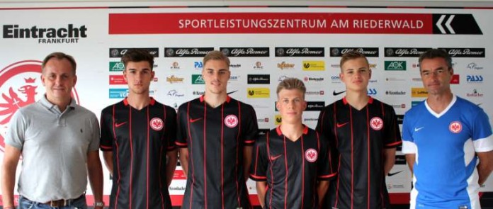 v.l.: Armin Kraaz (Leiter Leistungszentrum), Miguel Blanco, David Govorusic, Tim Queckenstedt, Marius Herzig, Alexander Schur (Trainer U19) (Foto: Eintracht Frankfurt)